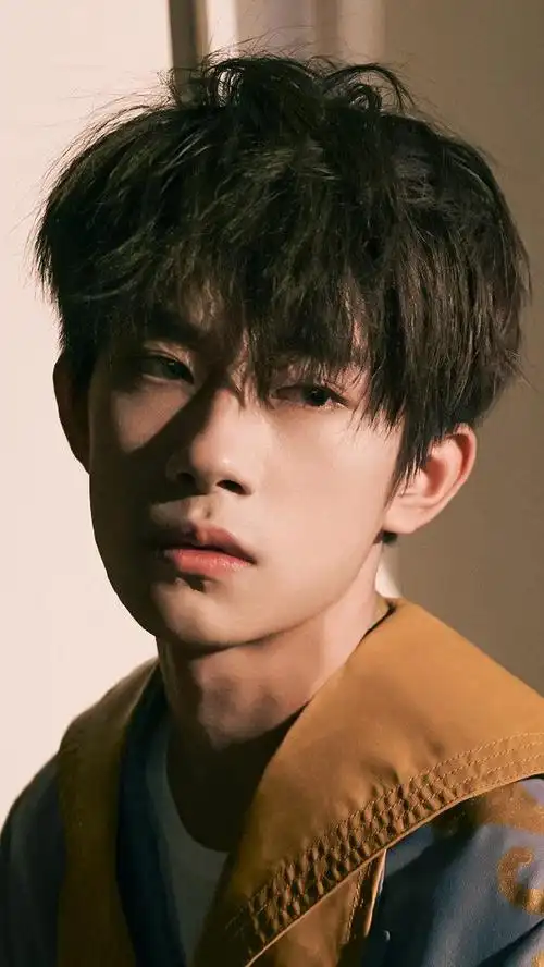 易烊千玺壁纸,易烊千玺壁纸高清近期(快抱图~有你梨涡浅笑)