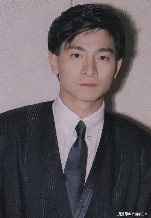 原创62岁刘德华近照老态龙钟满头白发啤酒肚抢镜天王也老了