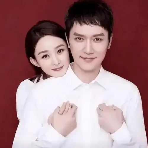 网传赵丽颖同意与冯绍峰复婚冯绍峰夜晚带儿子保姆湖边看灯光秀