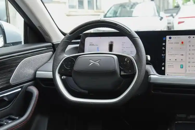 小鹏p7的内饰采用了传统的"t"字型布局,侧重于简约感.