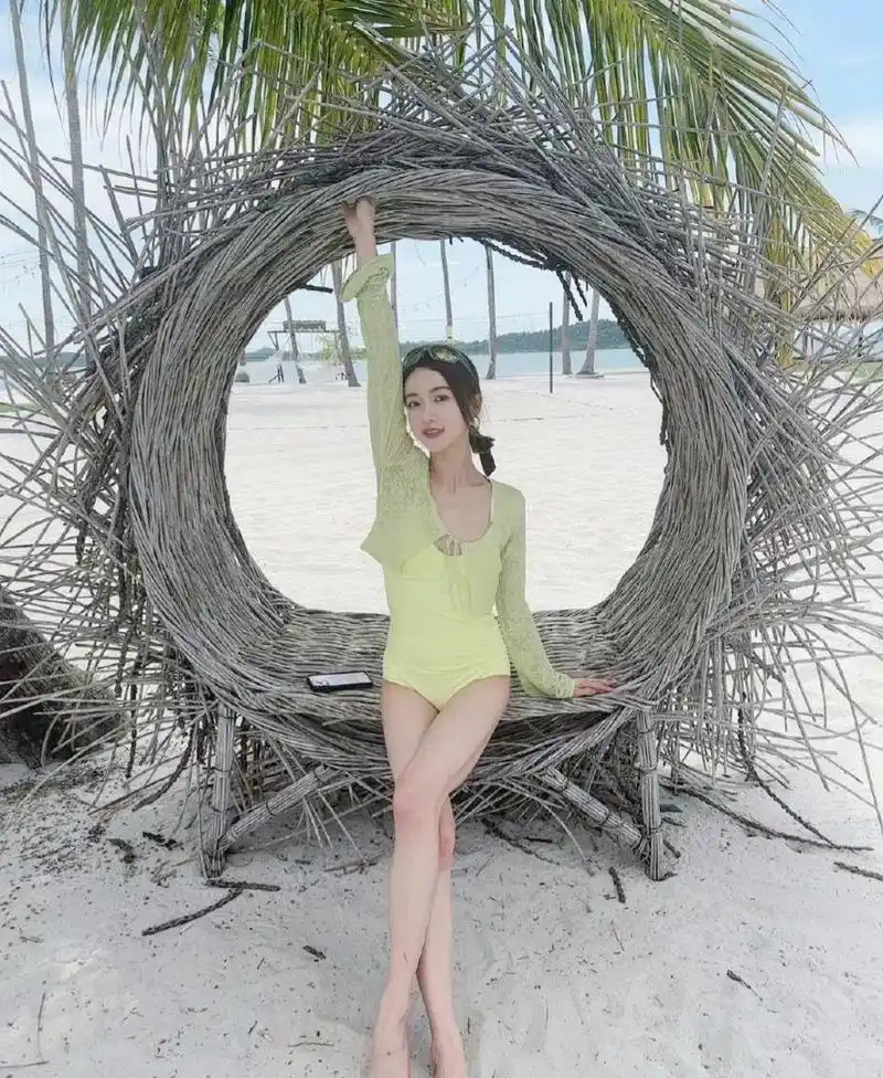 32岁的吴谨言身穿绿色连体泳衣,晒出一张度假照.