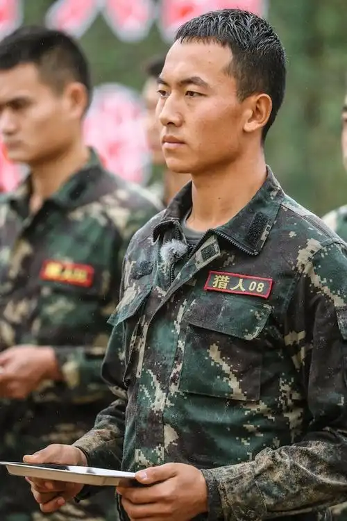 真正男子汉班长王威和杨远一路为新兵们保驾护航,带领他们共同成长.