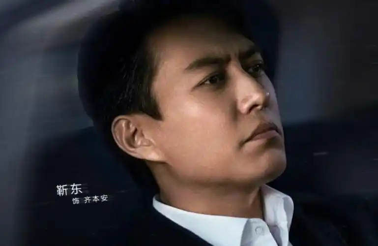 靳东,闫妮领衔主演的电视剧《突围》改编自小说《人民的财产》,《人民