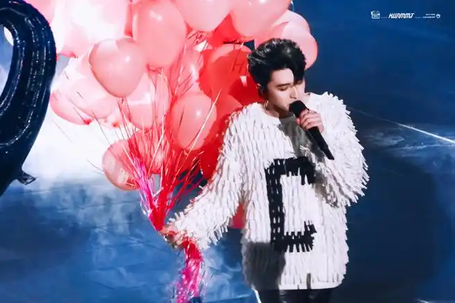 蔡徐坤新歌hugme舞台好梦幻##蔡徐坤白色流苏卫衣造型##浙江卫视118