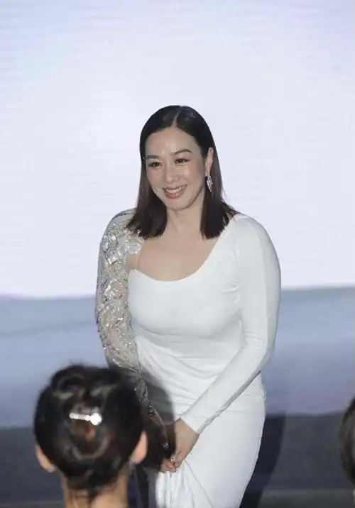 钟丽缇瘦身成功换了编发造型穿挂脖露背连衣裙像换了一副身材