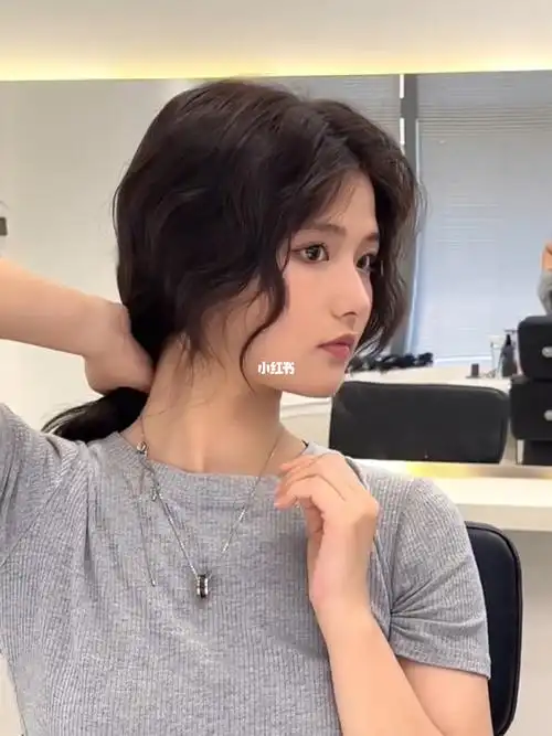 完美适合所有脸型的发型头顶蓬松减龄发型