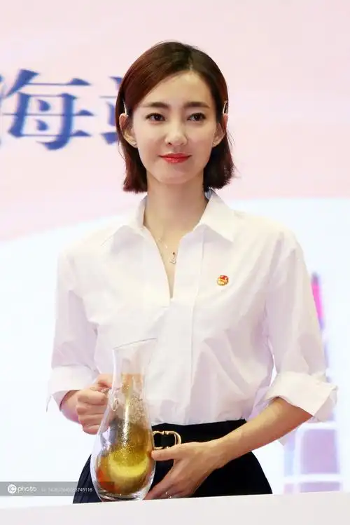 王丽坤分手传闻后现身公益活动短发造型装扮知性优雅