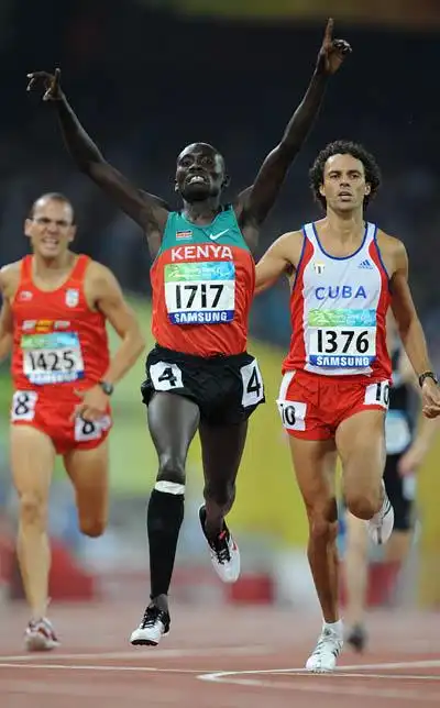男子1500米t13级决赛 肯尼亚选手夺得冠军