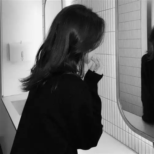 好看的女生头像霸气高冷黑白莫向不幸屈服做个女强人