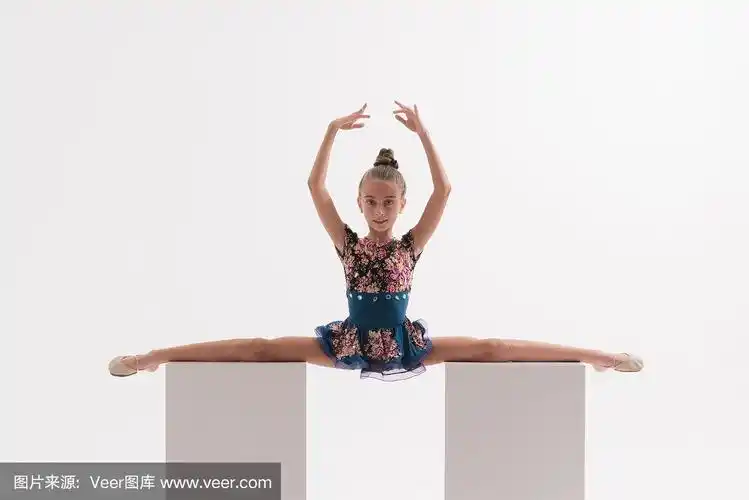 年轻的古典芭蕾舞演员在劈叉