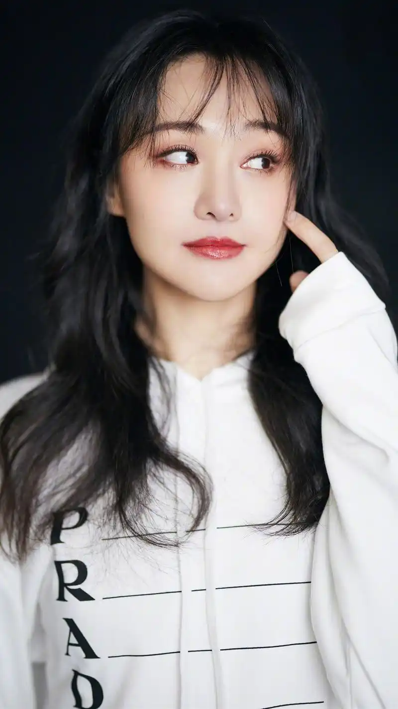 直率小仙女郑爽甜美写真,眼神清澈,白色卫衣更显纯真