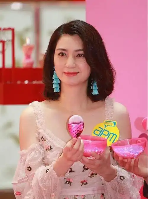 洪欣为显年轻真的拼穿淡粉碎花低胸裙快50岁还装傻白甜