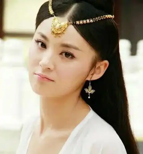 而这部作品之中的女二号郭襄则是由文淇来出演,这位在娱乐圈之中可是