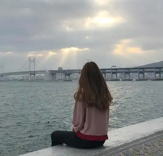 卷发背影发型图片 分分钟能杀到你