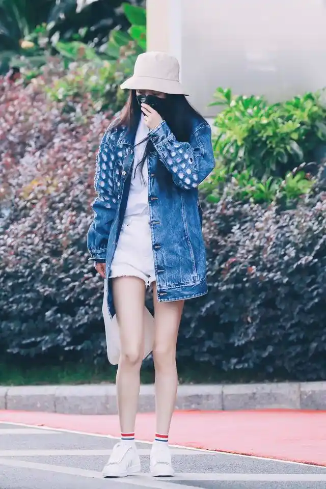 原创杨幂夏季私服穿搭盘点,跟着杨幂穿,时尚好看两不误