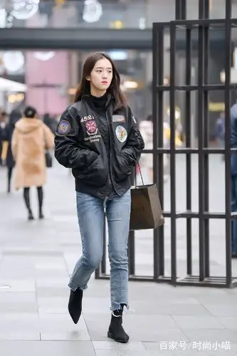 棒球服搭配紧身的牛仔,尽显休闲之余的性感身材