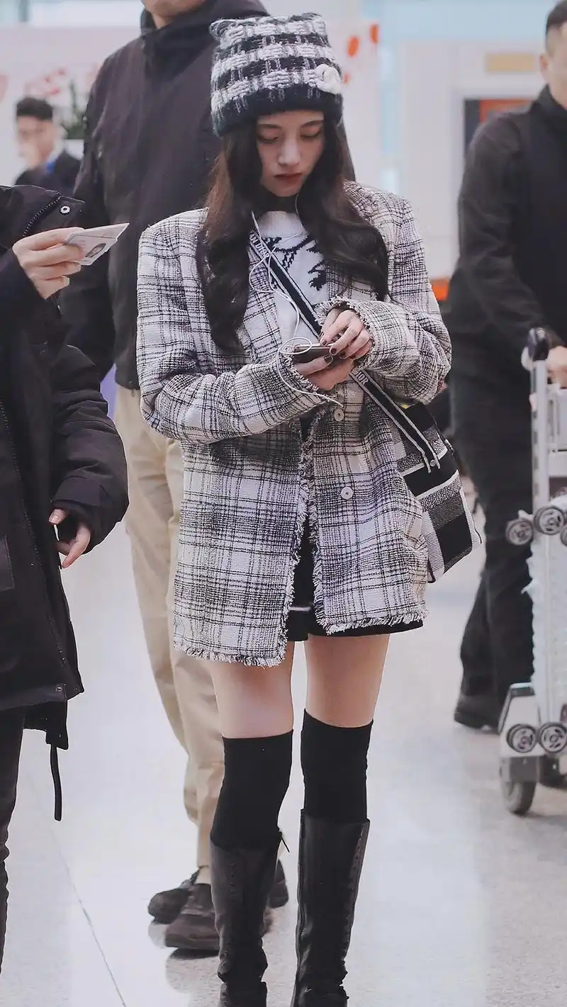 组图:鞠婧祎格子外套搭短裙秀美腿 学生装扮清纯可爱肌肤嫩出水