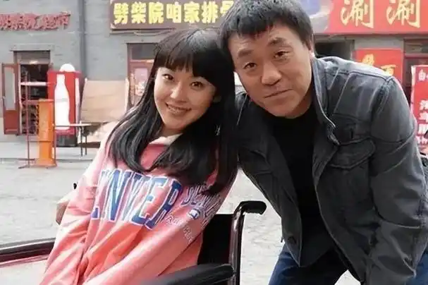 演员何冰:为何结婚几十年0绯闻?看看妻子是谁就知道了