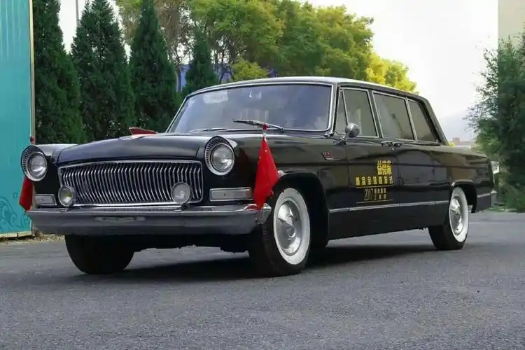 这几台红旗车认识其中一台的都是老司机