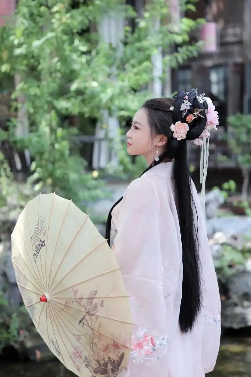 #汉服摄影 #汉服同袍 #出街吧汉服 #古风写真 #大明少女 - 抖音