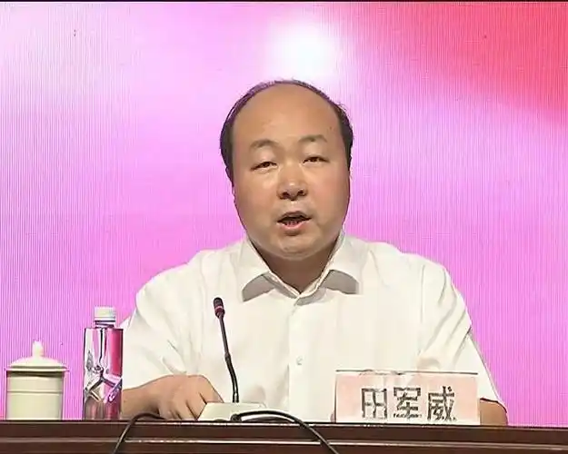 会上,侯向波宣读了《中共玉田县委 玉田县人民政府关于通报表扬2018