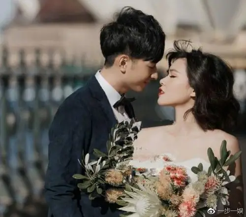 左立大婚,好兄弟华晨宇帮忙找婚鞋,数红包的表情绝了!快开门开抢!