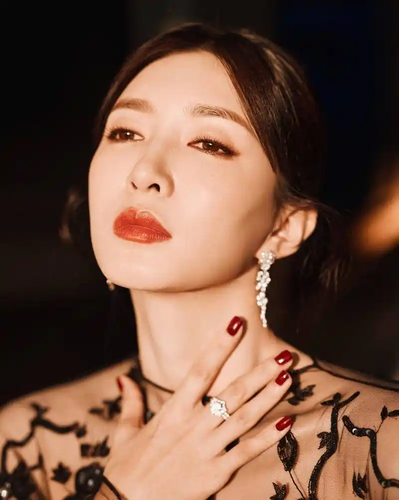 江疏影美照曝光,她盘发穿透视黑裙,纤细美腿太撩人了