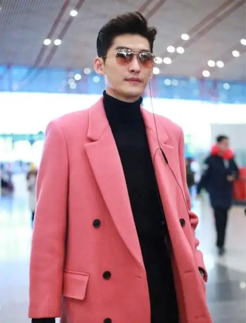 张翰现身机场,一身粉色大衣暴露"少男心",林俊杰也爱穿!