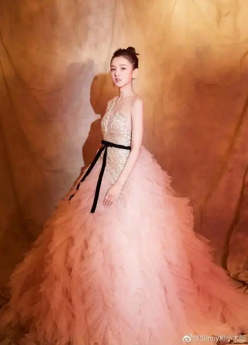 郑爽蝴蝶结纱裙##吉娜天鹅颈##宋祖儿粉色羽毛纱裙