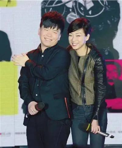 常石磊我们都不应该孤单演唱会不孤单