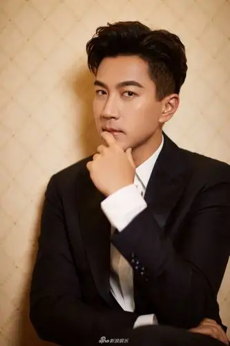 刘恺威时尚大片来袭 沉稳霸气显熟男本色