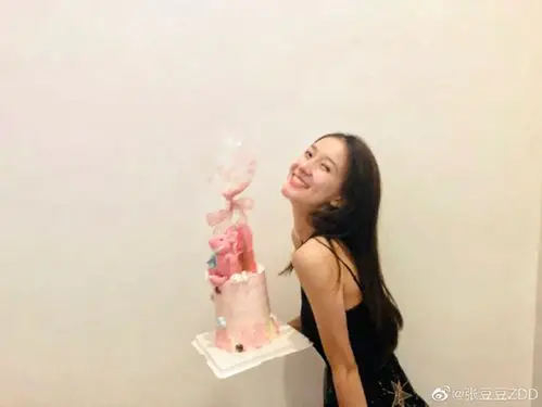 张豆豆微博晒庆生照片身着深v礼服显成熟