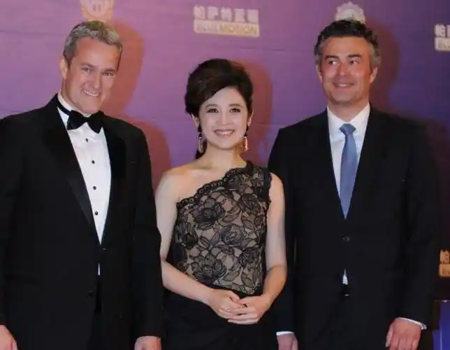 她是央视知名主持人,因破坏别人婚姻被赶出央视,现被迫远走他乡