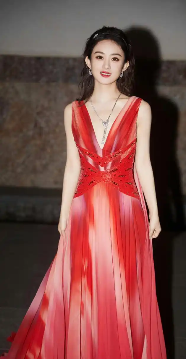 赵丽颖,粉红渐变色深v长纱裙,优雅时尚,美丽动人!