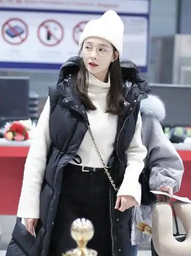 沈梦辰黑白造型走机场,不化眼妆太憔悴,戴眼镜都没有用