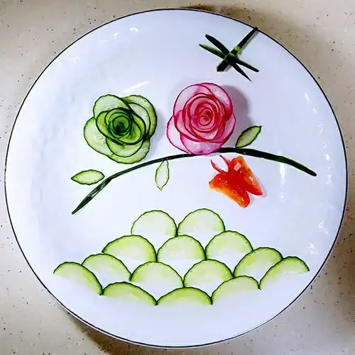 精致的人生做的餐桌上的创意盘饰