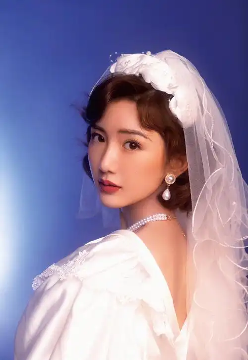 毛晓彤晒乔三丽复古婚纱照 笑容甜美氛围感十足