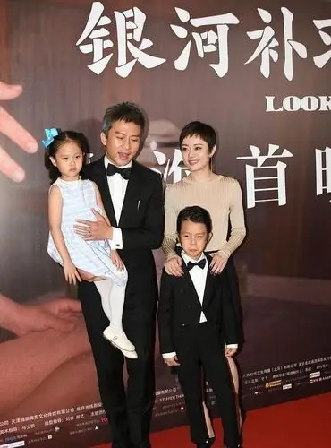 邓超一家四口走红毯父子俩绅士范十足