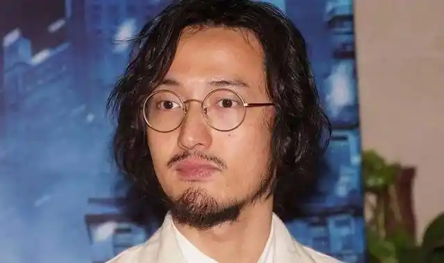 王传君还是一样的放荡不羁,飘逸的头发,满嘴胡子