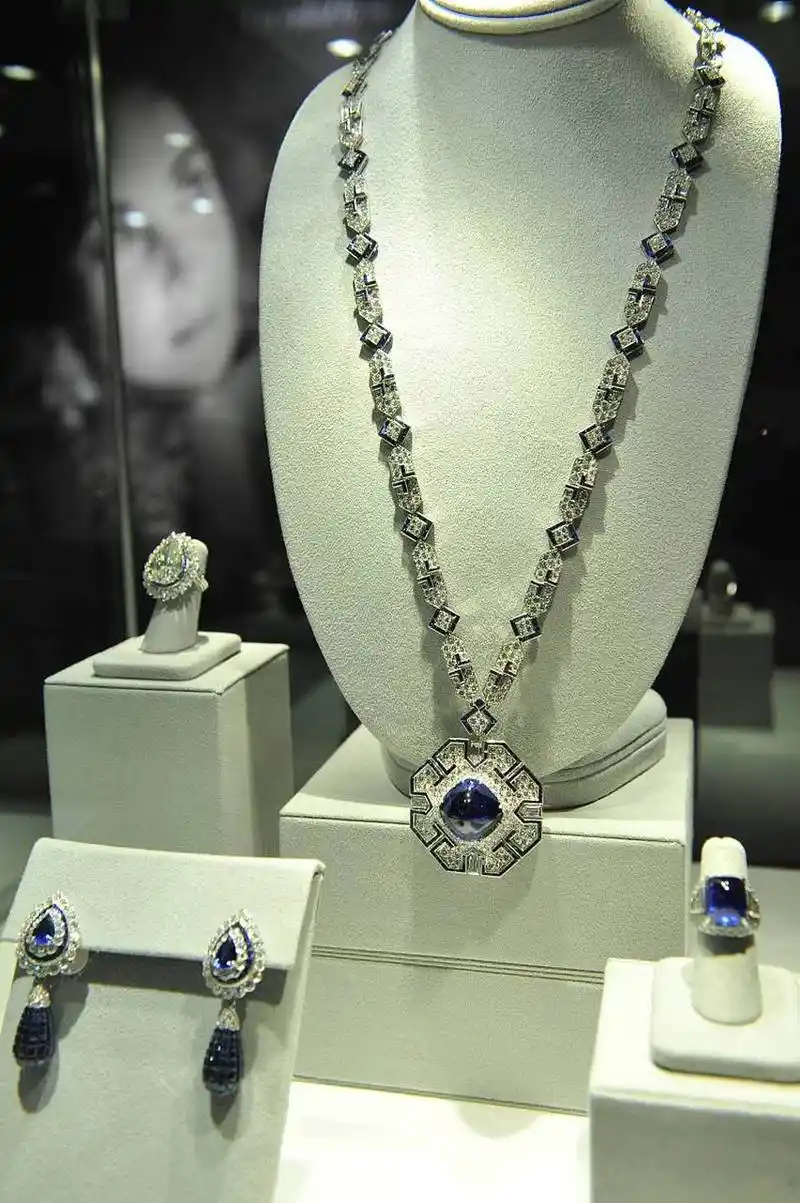 海瑞温斯顿在全球有广泛影响力,是珠宝界的翘楚.[原文