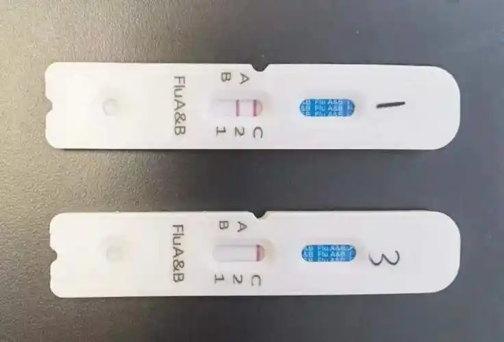 如甲流或者乙流阳性,则测试卡不同区域会显示两条红色反应线;阴性则仅