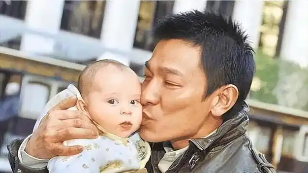 刘威抱着童年杨幂,刘德华亲谢霆锋!原来这些明星早就彼此认识?