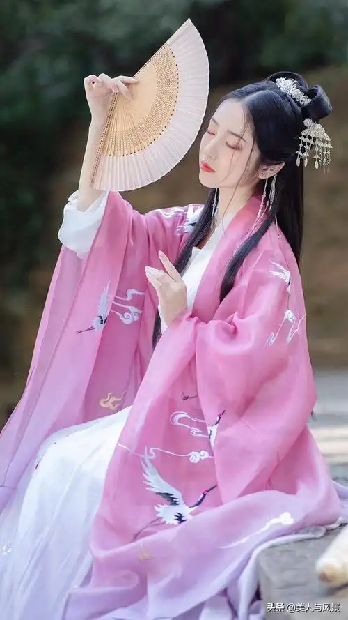 本文源自头条号:美人与风景如有侵权请联系删除唯美古风汉服美少女