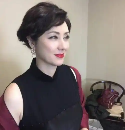 洪金宝眼光真毒,56岁老婆穿黄金裙好贵气,1米7站他身边还高一截_年纪