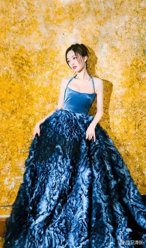 吴宣仪的蓝色长裙穿搭太赞了  火箭少女101的吴宣仪,开春又来引领潮流