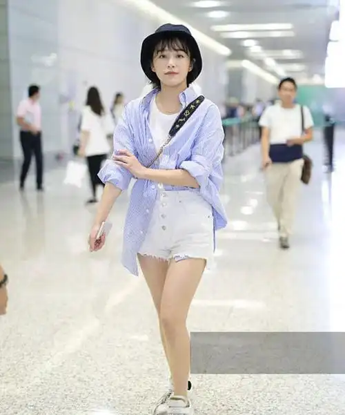 阚清子越来越潇洒了牙膏式牛仔短裤搭配蓝色衬衣再现飒爽英姿