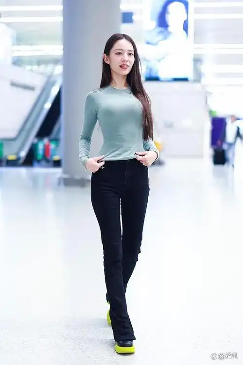 吉娜穿修身上衣身材苗条!笑容超甜美得让人窒息