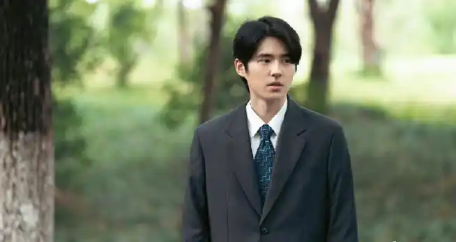 刘昊然县委大院四宫格剧照##刘昊然县委大院西装造型剧照