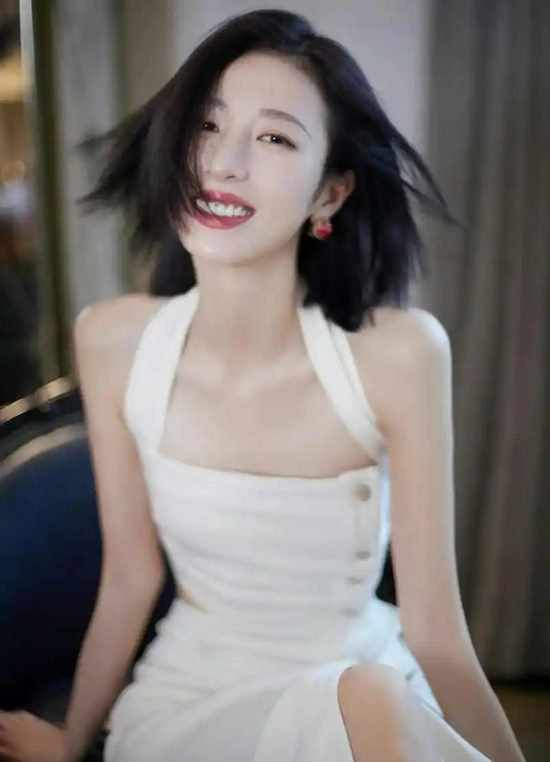 周雨彤休闲生活照,太漂亮了,至今单身,你会娶她吗?