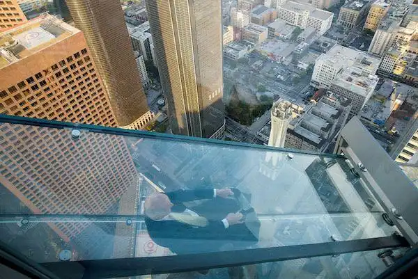 世界最"可怕"的楼梯,挂在距地面300米大楼外侧,滑13米只需5秒|滑梯